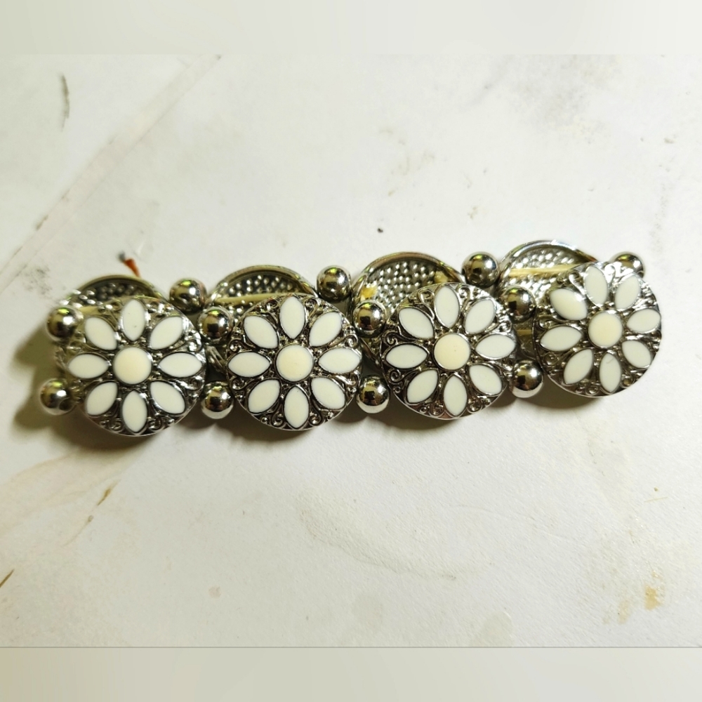 Cute flower bracelet